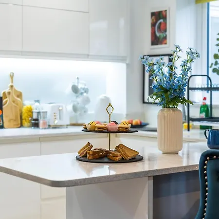 Apartment Chic 3 Bed Near Bridge With Balcony *
