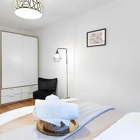 Chic 3 Bed Near Bridge With Balcony *