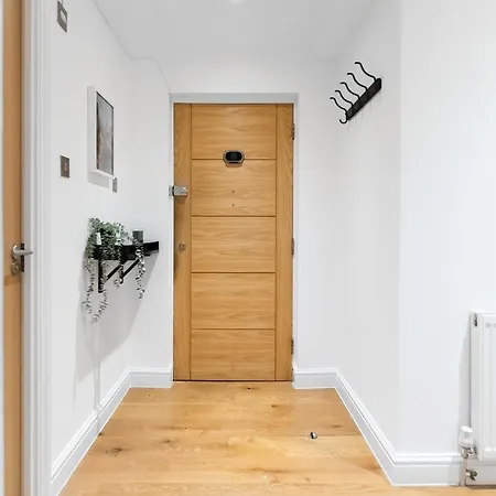 Chic 3 Bed Near Bridge With Balcony Apartment London