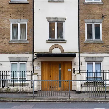 Chic 3 Bed Near Bridge With Balcony