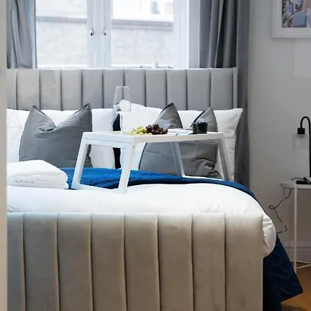 Chic 3 Bed Near Bridge With Balcony Apartment