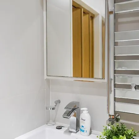 Apartment Chic 3 Bed Near Bridge With Balcony
