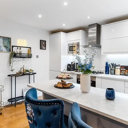 Chic 3 Bed Near Bridge With Balcony Apartment London