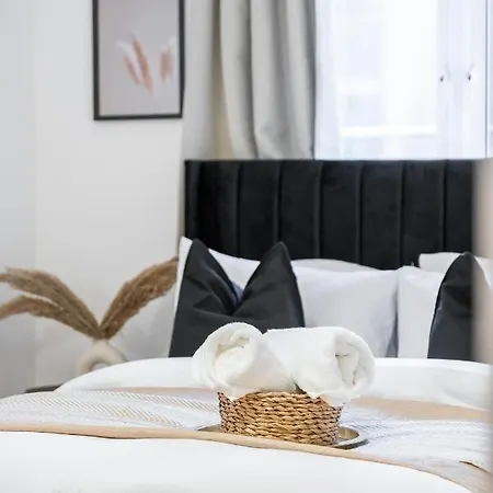 Apartment Chic 3 Bed Near Bridge With Balcony London