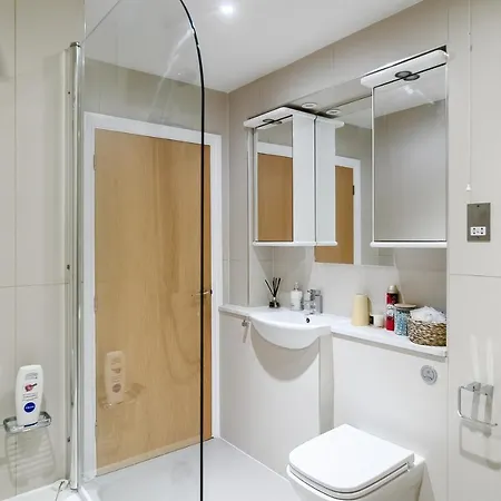 Chic 3 Bed Near Bridge With Balcony Apartment London