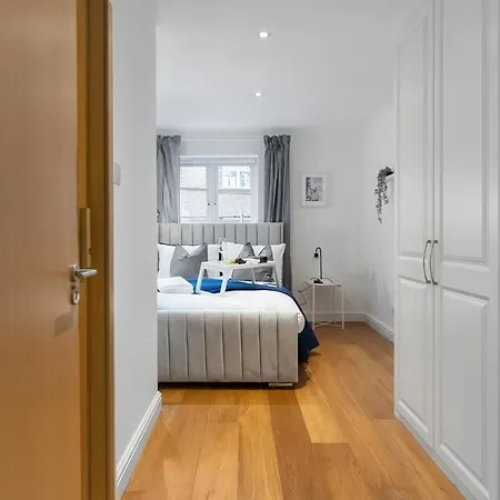 Chic 3 Bed Near Bridge With Balcony Apartment *