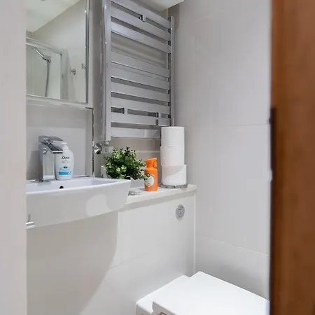 Chic 3 Bed Near Bridge With Balcony Apartment