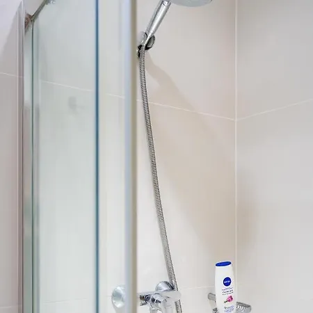 Chic 3 Bed Near Bridge With Balcony London