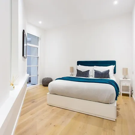 2 Bed 2 Bath Off Regent Street 런던