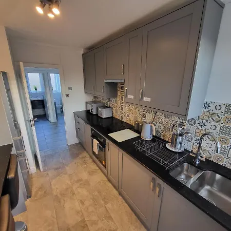 Modern 3 Bed Walking Distance To Wimbledon Tennis! Apartment