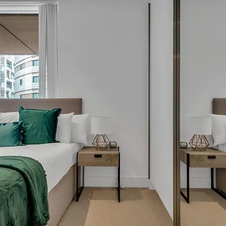 Modern 01 & 02 Bed In Canary Wharf Apartment London