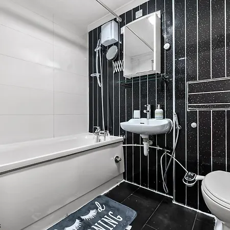 Charming River View 3 Bedroom In The Heart Of