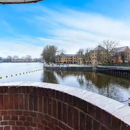 Charming River View 3 Bedroom In The Heart Of Lägenhet *
