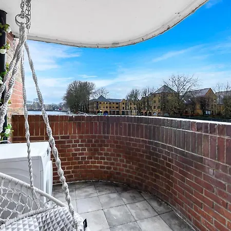 Charming River View 3 Bedroom In The Heart Of Lägenhet