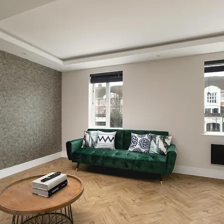 Skyvillion - Cozy Large 4 & 1 Bed In Enfield, Mins To Tube Station, Free Wi-fi Appartement *