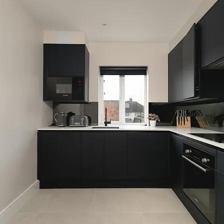 Skyvillion - Cozy Large 4 & 1 Bed In Enfield, Mins To Tube Station, Free Wi-fi *