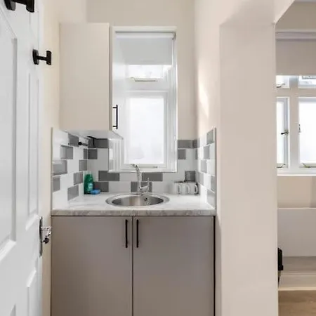 Cozy Nook: Stylish Studio, Walk To Park & Shop