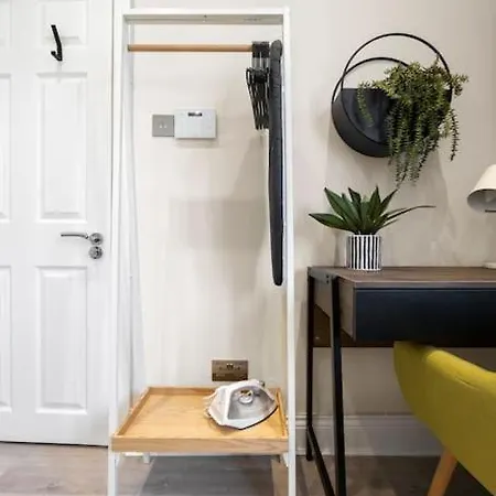 Sweet Suite: Trendy Studio For Two Apartment *