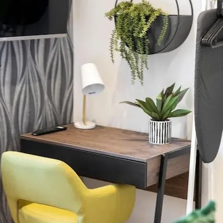 Sweet Suite: Trendy Studio For Two Apartment London