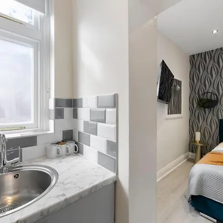 Cozy Nook: Stylish Studio, Walk To Park & Shop Apartment *