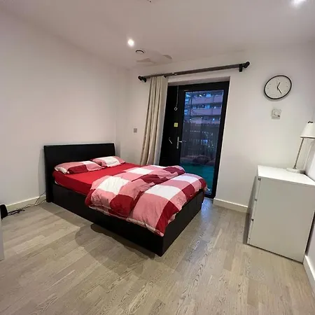 Cape House London: Spacious 4-bedroom Retreat With Garden Holiday home London