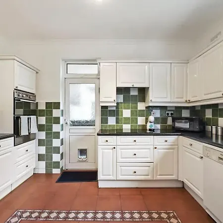 4 Bedroom House Free Off Street Parking Walking Distance To Kensal Rise Station * London