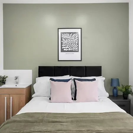 Holiday home 4 Bedroom House Free Off Street Parking Walking Distance To Kensal Rise Station *