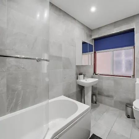 4 Bedroom House Free Off Street Parking Walking Distance To Kensal Rise Station *