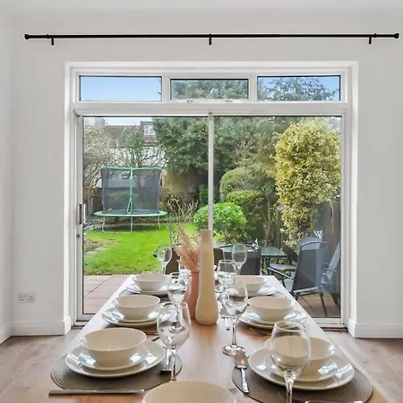 4 Bedroom House Free Off Street Parking Walking Distance To Kensal Rise Station Holiday home London