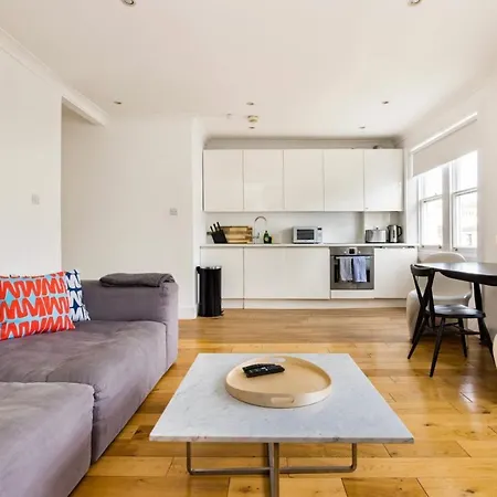 Cool, Quiet Notting Hill 2 Bed Apartment