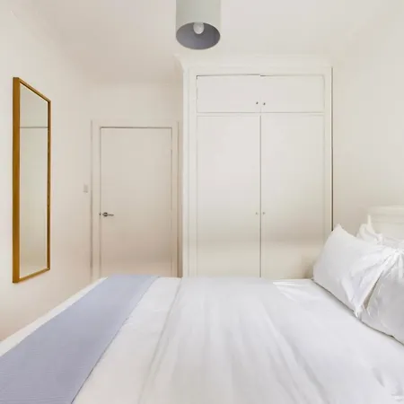 Cool, Quiet Notting Hill 2 Bed *
