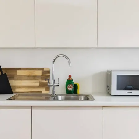 Cool, Quiet Notting Hill 2 Bed Apartment *