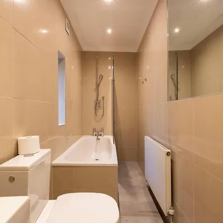 Cool, Quiet Notting Hill 2 Bed Apartment *