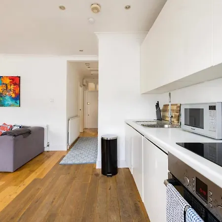 Cool, Quiet Notting Hill 2 Bed Apartment London