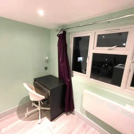 Letzi Premium Cozy Retreat Private En-suite Rooms, Heathrow Airport * Hayes (Greater London)