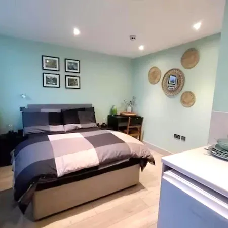 Letzi Premium Cozy Retreat Private En-suite Rooms, Heathrow Airport Guest house *