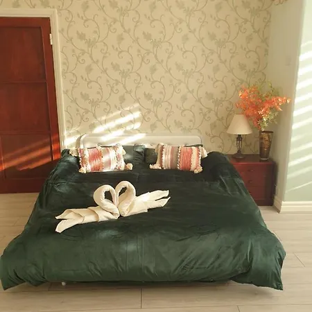 Beautiful Double En-suite Room, Separate Entrance, Ilford, Line Gants Hill, Free Parking *