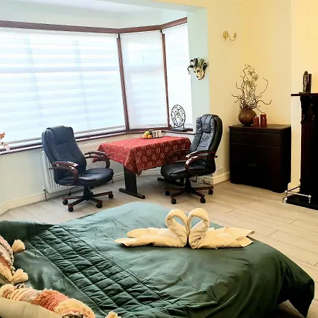 Beautiful Double En-suite Room, Separate Entrance, Ilford, Line Gants Hill, Free Parking Ilford