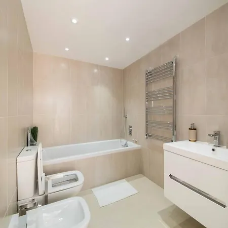 7 Borough - Spacious 2-bed, 2-bath In Prime Location Apartment *