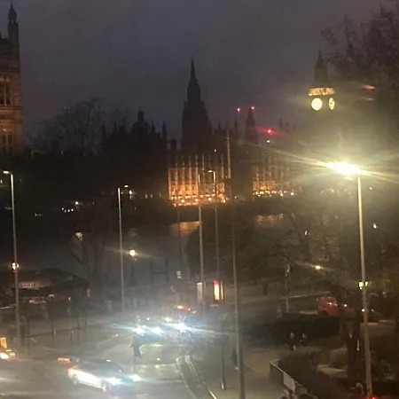 Luxury Designer River View Of Parliament Westminster Big Ben. 아파트
