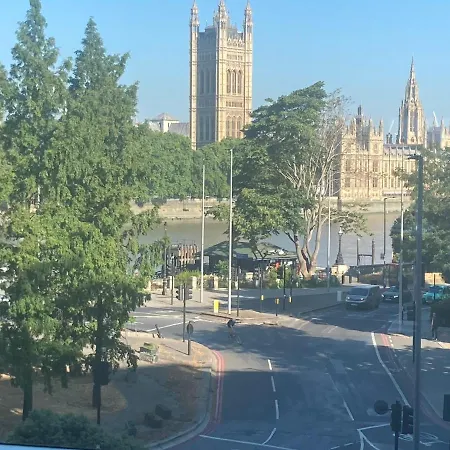 Luxury Designer River View Of Parliament Westminster Big Ben. 런던