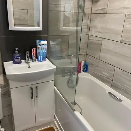 Ground Floor One Bedroom Bayswater Central Apartment *