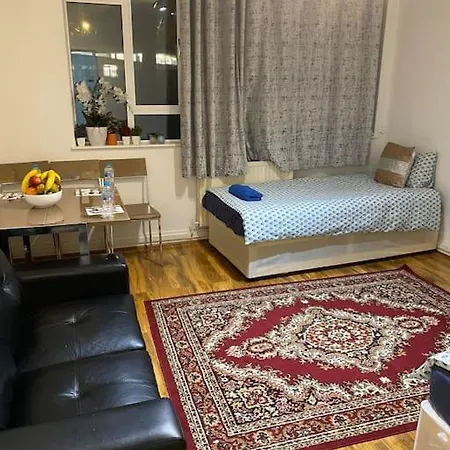 Apartment Ground Floor One Bedroom Bayswater Central *