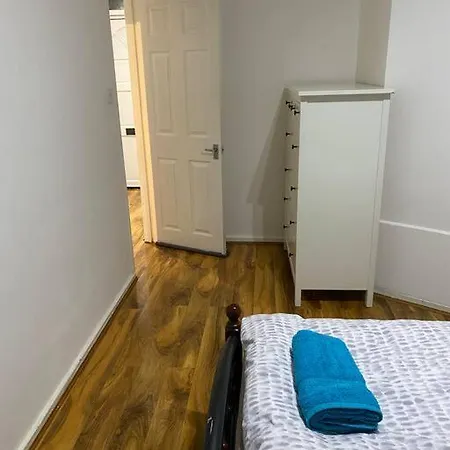 Ground Floor One Bedroom Bayswater Central *