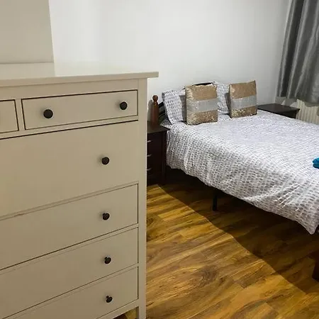 Apartment Ground Floor One Bedroom Bayswater Central *