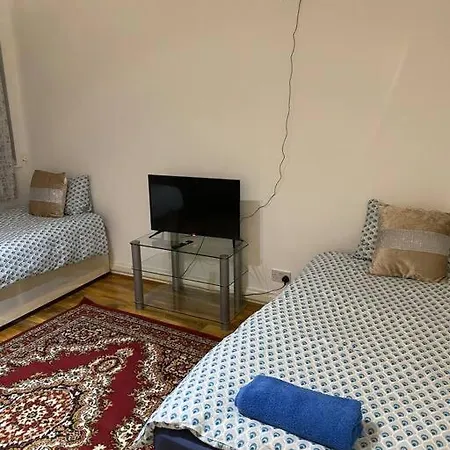 Ground Floor One Bedroom Bayswater Central *