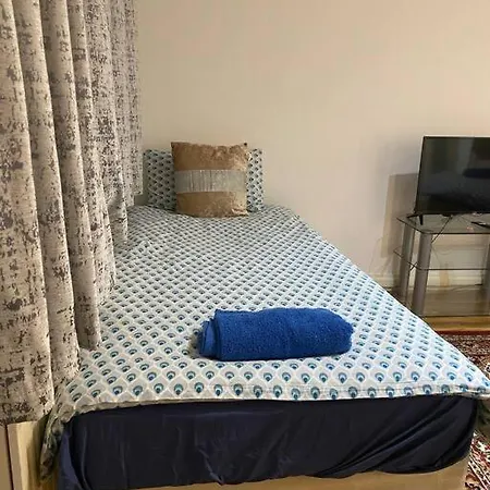 Ground Floor One Bedroom Bayswater Central *