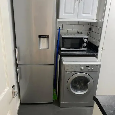 Ground Floor One Bedroom Bayswater Central
