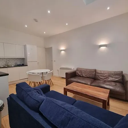 Modern Two Bedroom Ground Floor *