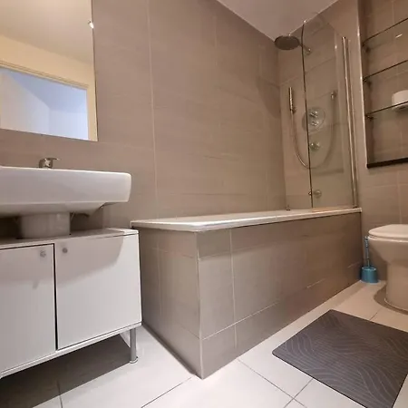 Modern Two Bedroom Ground Floor London